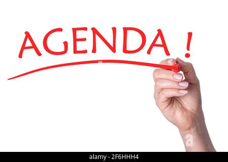 Hand schreibt Wortkalender mit roter Markierung auf transparentem weißem Hintergrund. Stockfoto