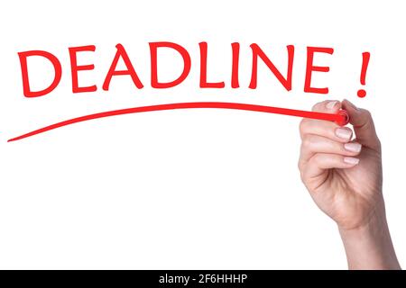 Hand schreibt Wortschluss mit roter Markierung auf transparentem weißem Hintergrund. Stockfoto