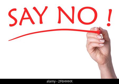 Die Hand schreibt die Worte „Nein“ mit roter Markierung auf transparentem weißem Hintergrund. Stockfoto