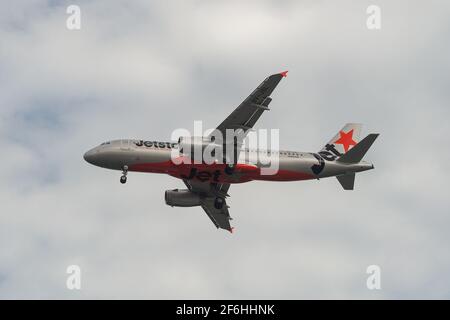 26.03.2021, Singapur, Republik Singapur, Asien - EIN Jetstar Asia Airways Airbus A320-232 Passagierflugzeug nähert sich dem Changi Airport zur Landung an. Stockfoto