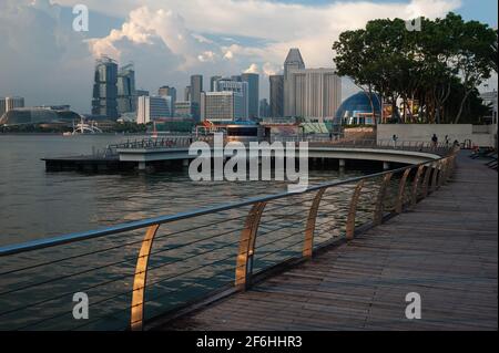 28.03.2021, Singapur, Republik Singapur, Asien - Blick von der Uferpromenade an der Marina Bay im Stadtzentrum. Stockfoto