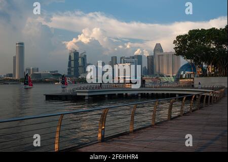 28.03.2021, Singapur, Republik Singapur, Asien - Blick von der Uferpromenade an der Marina Bay im Stadtzentrum. Stockfoto