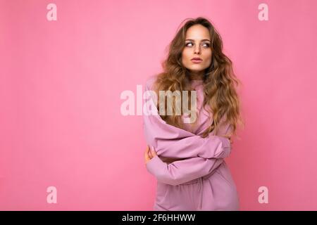Close-up Porträt von schön aussehende attraktiv schöne liebenswerte ziemlich niedlich Winsome Wunderschöne fröhlich fröhlich fröhlich wellig-haarige blonde Frau auf Pastell isoliert Stockfoto