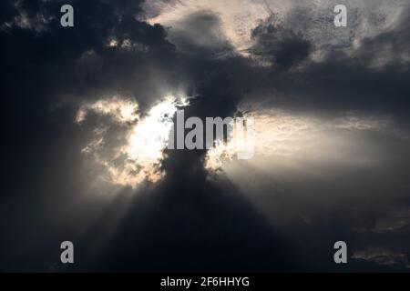 Helles Sonnenlicht Sonne scheint durch Wolkenloch. Stockfoto