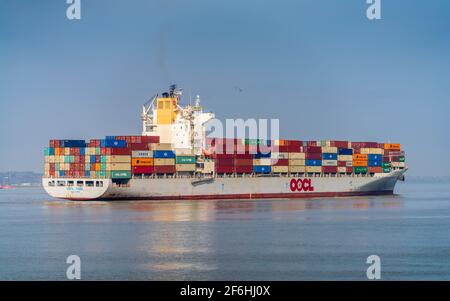 OOCL Kobe Containerschiff fährt in den Hafen von Felixstowe ein. Das in Hongkong registrierte OOCL Kobe Containerschiff wurde 2007 gebaut. Stockfoto