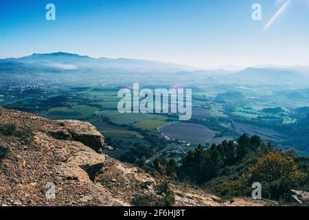 Landschaft von der Spitze eines Berges mit Blick auf grüne kultiviert Felder Stockfoto