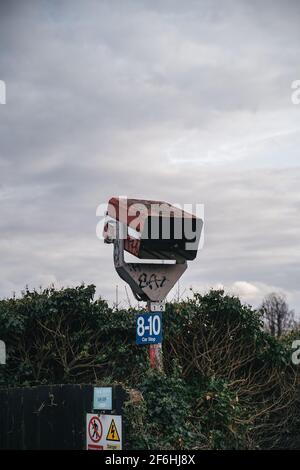 Isleworth, London - 2021.03.27: Alte verlassene Bildschirme am Bahnhof Syon Lane. TFL Stockfoto