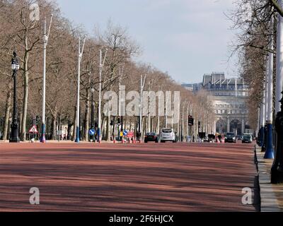 Blick entlang der Mall, gesehen vom Buckingham Palace Während der Sperre in Richtung Admiralty Arch Stockfoto