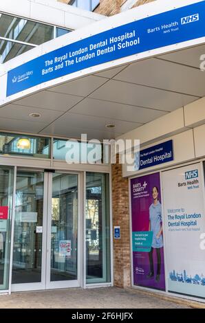 Der Eingang und das Namensschild des Royal London Hospital in Whitechapel. Stockfoto