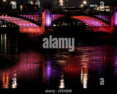 Blackfriars Railway Bridge bei Nacht mit Reflexionen der Lichter, die auf der Themse leuchten. Eröffnet im Jahr 1886. Stockfoto