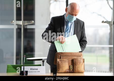 Dresden, Deutschland. April 2021. Petric kleine, Präsident des Sächsischen Landeskriminalamtes, kommt zu einer Sondersitzung des Innenausschusses zur Munitionsaffäre der Sächsischen Polizei in den Sächsischen Landtag. Grund für das Treffen ist die Untersuchung der Generalanwaltschaft in Dresden gegen 17 Offiziere einer Sondereinheit des LKA wegen Diebstahl, Verletzung des Waffengesetzes und Korruption. Quelle: Sebastian Kahnert/dpa-Zentralbild/dpa/Alamy Live News Stockfoto