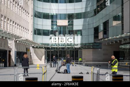 Namensschild und Vorderseite des Broadcasting House der British Broadcasting Corporation. Der älteste und größte öffentlich-rechtliche Sender der Welt. Stockfoto