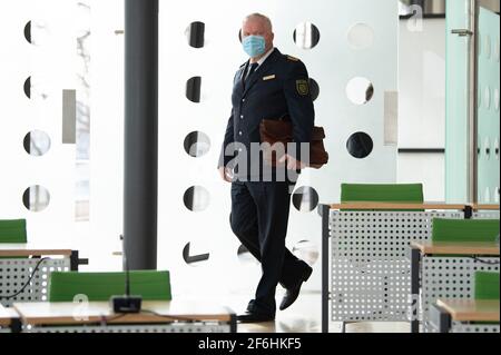 Dresden, Deutschland. April 2021. Der Polizeichef Horst Kretzschmar kommt zu einer Sondersitzung des Innenausschusses zur Munitionsaffäre der sächsischen Polizei in den sächsischen landtag. Grund für die Sitzung ist die Untersuchung der Generalanwaltschaft in Dresden gegen 17 Offiziere einer speziellen LKA-Einheit wegen Diebstahl, Verletzung des Waffengesetzes und Korrupierbarkeit. Quelle: Sebastian Kahnert/dpa-Zentralbild/dpa/Alamy Live News Stockfoto