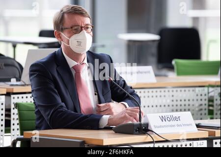 Dresden, Deutschland. April 2021. Der sächsische Innenminister Roland Wöller (CDU) sitzt vor Beginn einer Sondersitzung des Innenausschusses zur Munitionsaffäre der sächsischen Polizei im sächsischen Parlament. Grund für die Sitzung ist die Untersuchung der Generalanwaltschaft in Dresden gegen 17 Offiziere einer speziellen LKA-Einheit wegen Diebstahl, Verletzung des Waffengesetzes und Korrupierbarkeit. Quelle: Sebastian Kahnert/dpa-Zentralbild/dpa/Alamy Live News Stockfoto