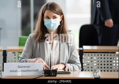 Dresden, Deutschland. April 2021. Nicole Geisler, Generalanwältin der Stadt Dresden, sitzt vor dem Beginn einer Sondersitzung des Innenausschusses zur Munitionsaffäre der sächsischen Polizei im Sächsischen Parlament. Grund dafür ist die Untersuchung der Generalanwaltschaft Dresden gegen 17 Offiziere einer speziellen LKA-Einheit wegen Diebstahl, Verletzung des Waffengesetzes und Korruption. Quelle: Sebastian Kahnert/dpa-Zentralbild/dpa/Alamy Live News Stockfoto