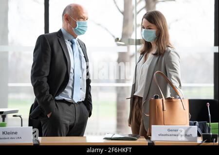 Dresden, Deutschland. April 2021. Petric kleine, Präsidentin der Sächsischen Landeskriminalpolizei, und Nicole Geisler, Generalbundesanwältin Dresden, stehen vor dem Beginn einer Sondersitzung des Innenausschusses zur Munitionsaffäre der Sächsischen Polizei im Sächsischen Landtag nebeneinander. Grund für das Treffen ist die Untersuchung der Generalanwaltschaft in Dresden gegen 17 Offiziere einer Sondereinheit des LKA wegen Diebstahl, Verletzung des Waffengesetzes und Korruption. Quelle: Sebastian Kahnert/dpa-Zentralbild/dpa/Alamy Live News Stockfoto