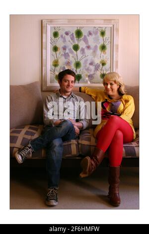 Elijah Wood mit Heloise Williams von Heloise und dem Savoir Faire in einem Hotel in Sohophotograph von David Sandison The Unabhängige 8/4/2008 Stockfoto