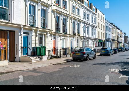 LONDON, Großbritannien - 29. MÄRZ 2021: Gloucester Avenue ist eine Straße in einem begehrten Großraum London Urban von Primrose Hill, 5 Minuten zu Fuß von Chalk entfernt Stockfoto