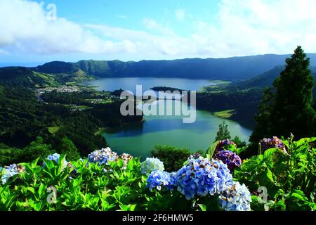 Grünes und blaues Doppelmeer (Sete Cidades) auf den Azoren, Portugal Stockfoto