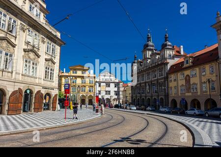 PRAG, TSCHECHISCHE REPUBLIK, 31. JULI 2020: Straßenbahn in der Altstadt Stockfoto