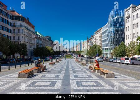 PRAG, TSCHECHISCHE REPUBLIK, 31. JULI 2020: St. Wenzelsplatz mit dem Nationalmuseum am Ende des Platzes Stockfoto