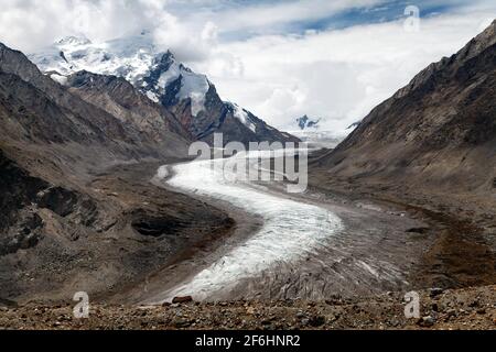 Durung Drung oder Drang Drung Glacier in der Nähe des Pensi La Passes Auf der Zanskar Road - Great Himalayan Range - Zanskar - Ladakh - Indien Stockfoto