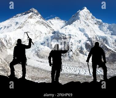 Silhouette von Männern mit Eispickel in der Hand, Mount Everest und Lhotse vom Pumo Ri Basislager - Weg zum Everest Basislager - Nepal Stockfoto