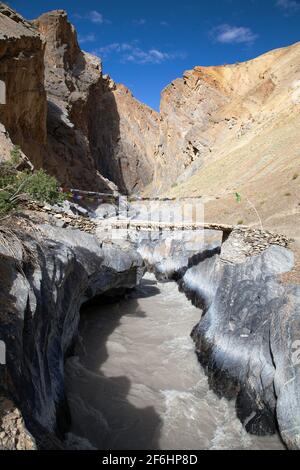 Canyon mit Brücke - Blick von Zanskar Trek - Ladakh - Jamu und Kaschmir - Indien Stockfoto