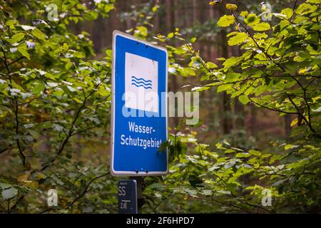 Zeichen der englischen Übersetzung des Wasserschutzgebiets ist das Wasserreservat in einem deutschen Wald. Bereich, um die Reinheit des lokalen Wassers zu schützen und zu sichern Stockfoto