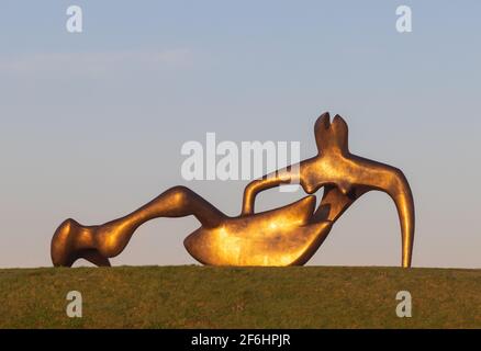 Henry Moores große Reclining Figure-Skulptur im frühen Morgensonnenlicht. Perry Green, Hertfordshire. VEREINIGTES KÖNIGREICH. März 2021 Stockfoto