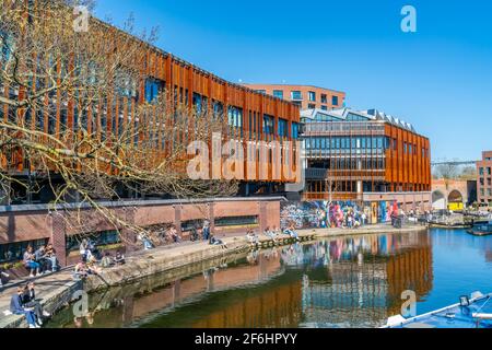 LONDON, Großbritannien - 29 2021. MÄRZ: Am Ufer des Regent's Canal in Camden Town in London genießen die Menschen die Sonne. Stockfoto