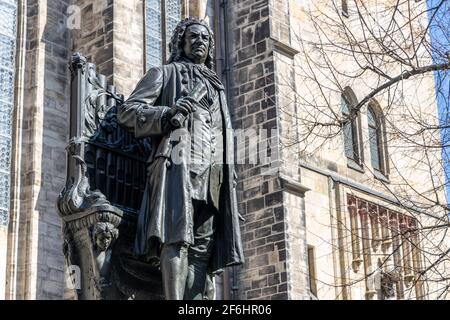 Leipzig, Sachsen, Deutschland, 03-31-2021 Denkmal des Thomaskantors und Komponisten Johann Sebastian Bach vor der Thomaskirche Stockfoto