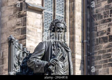 Leipzig, Sachsen, Deutschland, 03-31-2021 Denkmal des Thomaskantors und Komponisten Johann Sebastian Bach vor der Thomaskirche Stockfoto