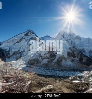 Morgensonne über Mount Everest, lhotse und Nuptse vom Pumo Ri Basislager - Weg zum Everest Basislager - Nepal Stockfoto