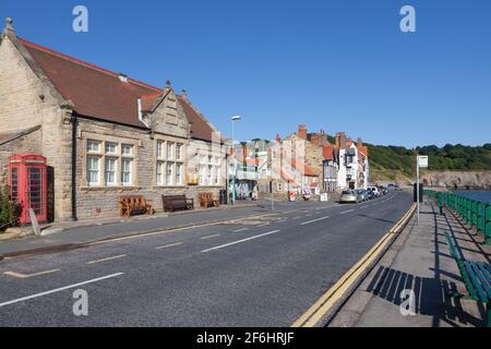 Die Küstenstraße bei Sandsend in North Yorkshire mit Meer Promenade und Dorfgebäude Stockfoto