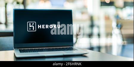 POZNAN, POL – 6. FEB 2021: Laptop-Computer mit Logo von Heroku, einer Cloud Platform as a Service (PaaS), die mehrere Programmiersprachen unterstützt Stockfoto