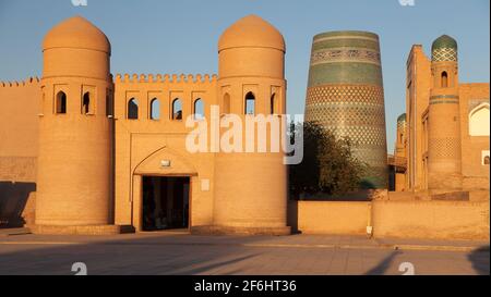 Mauer von Itchan Kala (Ichon Qala) - Chiwa (Chiva, Heva, Xiva, Chiwa, Khiveh) - Provinz Xorazm - Usbekistan - Stadt an der Seidenstraße Stockfoto