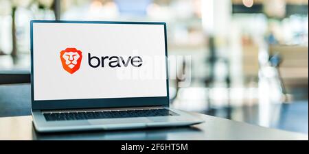 POZNAN, POL - 6. FEBRUAR 2021: Laptop-Computer mit dem Logo von Brave, einem kostenlosen und Open-Source-Webbrowser, der von Brave Software, Inc. Auf der Grundlage der entwickelt wurde Stockfoto