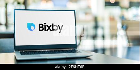 POZNAN, POL - 6. FEB 2021: Laptop-Computer mit Logo von Bixby, einem virtuellen Assistenten, der von Samsung Electronics entwickelt wurde Stockfoto