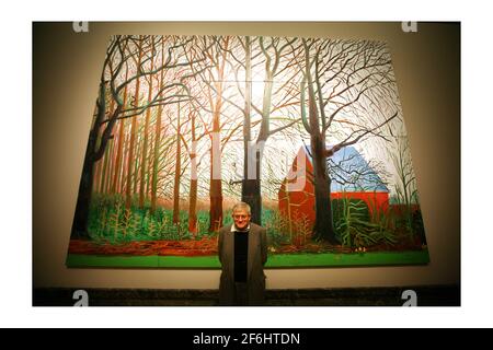 Der britische Künstler David Hockney posiert für Fotografien neben seinem Gemälde 'Bigger Trees near Warter' in der Tate Britain in London. David Hockney hat das Kunstwerk der Tate Britainphotograph von David Sandison The Independent 7/4/2008 geschenkt Stockfoto