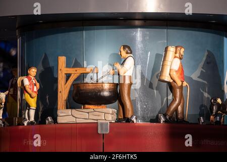 Schweizer Glockenspiel-Uhr auf dem Londoner Leicester Square, London, England, Großbritannien Stockfoto