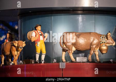 Schweizer Glockenspiel-Uhr auf dem Londoner Leicester Square, London, England, Großbritannien Stockfoto