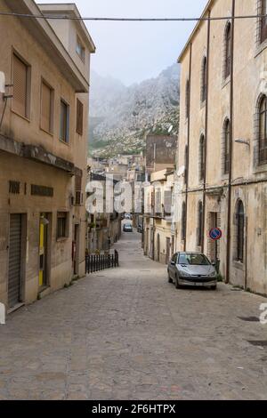 Alte Bergdorf Straße aus dem kleinen Dorf Caltabellotta in sizilien italien, mit mediterranen Stil im Sommer bei Tageslicht Stockfoto