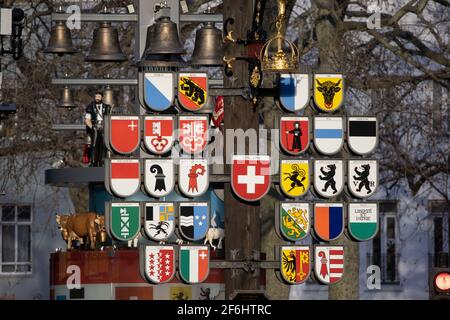 Schweizer Glockenspiel-Uhr auf dem Londoner Leicester Square, London, England, Großbritannien Stockfoto