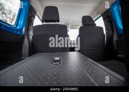Gefaltete Rücksitze im Fahrzeug, Rückansicht aus nächster Nähe, Ansicht von unten Stockfoto