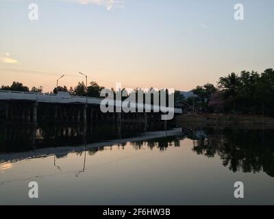 Koh Panyi, Phang Nga, Thailand - März 15 2016: Long-Tail Touristenboote parken am Ufer des schwimmenden Dorfes Koh Panyi Stockfoto