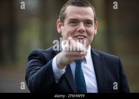 Glasgow, Großbritannien. April 2021. Douglas Ross, Vorsitzender der schottischen Konservativen und Unionistischen Partei, enthüllt ein Banner über die Einführung des Impfstoffs, als Schottland die 2,5 Millionen Menschen traf, die ihre ersten Does des Covid-19-Coronavirus-Impfstoffs erhielten. Foto: jeremy sutton-hibbert/Alamy Live News Stockfoto