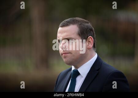 Glasgow, Großbritannien. April 2021. Douglas Ross, Vorsitzender der schottischen Konservativen und Unionistischen Partei, enthüllt ein Banner über die Einführung des Impfstoffs, als Schottland die 2,5 Millionen Menschen traf, die ihre ersten Does des Covid-19-Coronavirus-Impfstoffs erhielten. Foto: jeremy sutton-hibbert/Alamy Live News Stockfoto