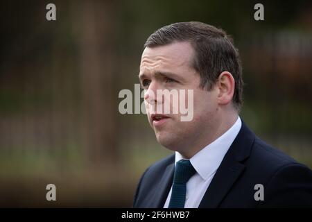 Glasgow, Großbritannien. April 2021. Douglas Ross, Vorsitzender der schottischen Konservativen und Unionistischen Partei, enthüllt ein Banner über die Einführung des Impfstoffs, als Schottland die 2,5 Millionen Menschen traf, die ihre ersten Does des Covid-19-Coronavirus-Impfstoffs erhielten. Foto: jeremy sutton-hibbert/Alamy Live News Stockfoto