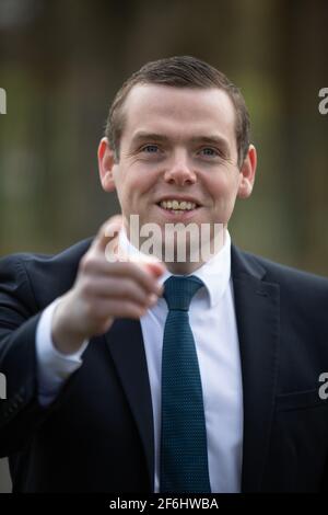 Glasgow, Großbritannien. April 2021. Douglas Ross, Vorsitzender der schottischen Konservativen und Unionistischen Partei, enthüllt ein Banner über die Einführung des Impfstoffs, als Schottland die 2,5 Millionen Menschen traf, die ihre ersten Does des Covid-19-Coronavirus-Impfstoffs erhielten. Foto: jeremy sutton-hibbert/Alamy Live News Stockfoto